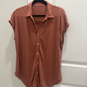 Button-Front Short Sleeve Blouse in Rust